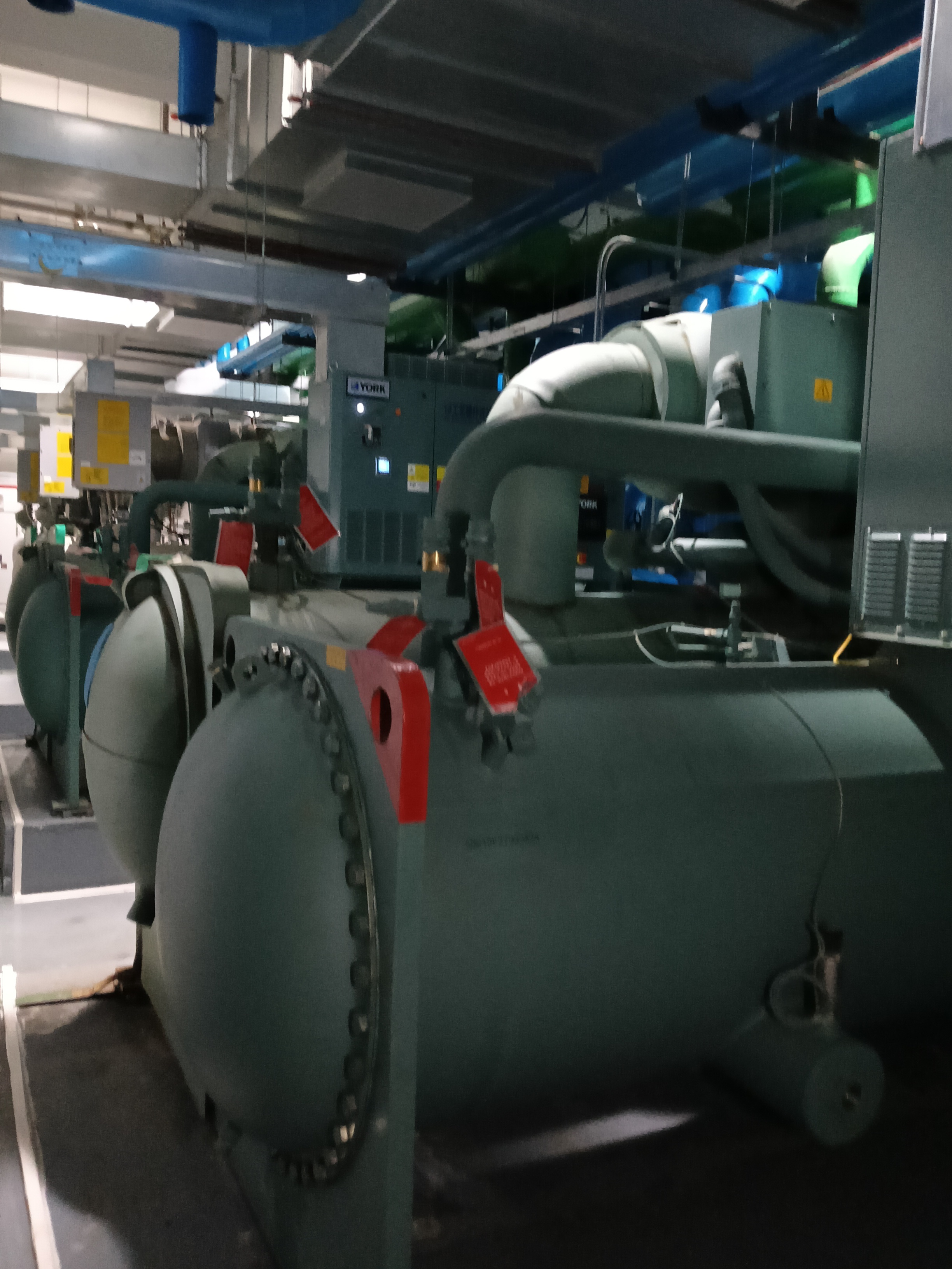 海南中央空调制冷不稳时,先别急着加氟:现场要看的风、水